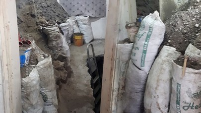 Evin zeminini 30 metre kazmışlar... 'Köyden İndim Şehire' filmi gerçek oldu!