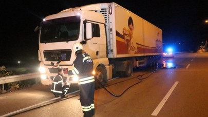 Freni arızalanan tır polis eskortu eşliğinde durduruldu