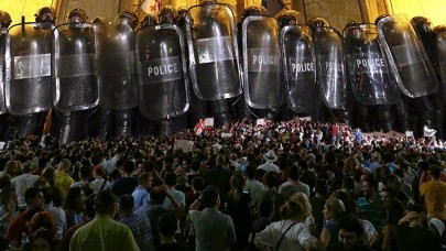 Gürcistan'da protestocular ve polis arasında arbede