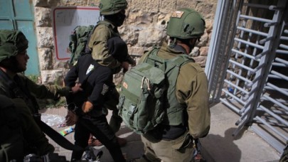 İsrail güçleri 12 Filistinliyi gözaltına aldı