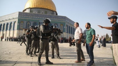İsrail polisi Mescid-i Aksa'da cemaate müdahale etti