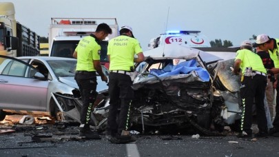 İzmir'de iki otomobil çarpıştı: 3 ölü,  1 yaralı