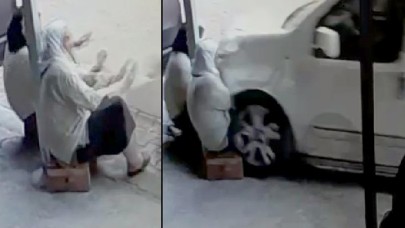 Kaldırımda oturan kadınlara araç çarptı: 2 ölü
