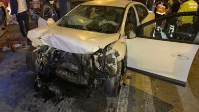 Kartal'da iki otomobil kafa kafaya çarpıştı: 8 ağır yaralı