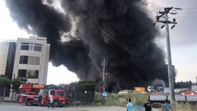 Kocaeli'deki depo ve fabrika yangınında 4 kişi hayatını kaybetti