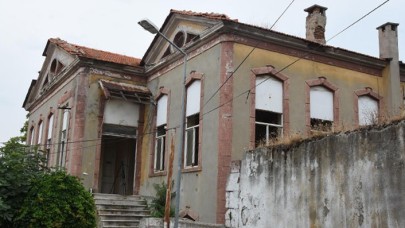 Mahalle sakinleri endişeli! Tarihi Rum okulunu talan ettiler