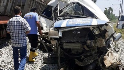 Mersin'de yük treni servis minibüsüne çarptı: Ölü ve yaralılar var