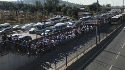 Metrobüste sabah izdihamı