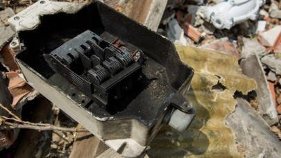 Molozların arasında oynayan çocuk elektrik akımına kapıldı