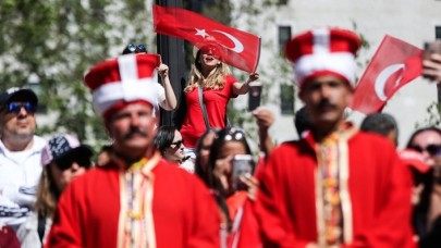 New York'ta bu yaz her yer kırmızı beyaza büründü
