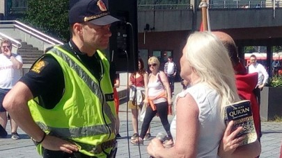 Norveç'te İslam karşıtı gösteride Kur'an-ı Kerim provakasyonu