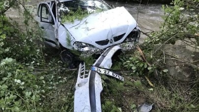 Otomobil çaya devrildi: 6 yaralı