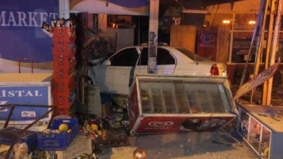 Otomobil yol kenarındaki 2 kişiye çarpıp,  markete daldı: 1 ölü,  1 yaralı