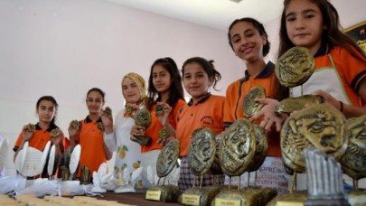 Parayı bulan uygarlığın simgesi ile gelir elde ediyorlar