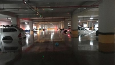 Plaza otoparkındaki 40 araç kullanılamaz hale geldi