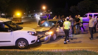 Polis aracı ile otomobil çarpıştı: 2'si polis,  5 yaralı 
