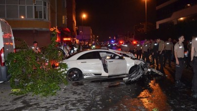 Polisin 'dur' ihtarına uymadı,  yayaların arasına daldı: Yaralılar var