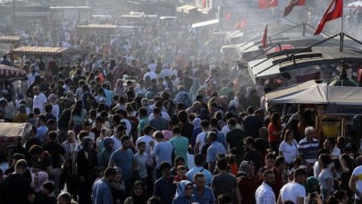 Tatile gitmeyen oraya gitti! Kalabalık caddelere taştı