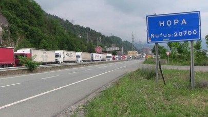 Tırlar kapıda kaldı: Kuyruk uzadıkça uzadı