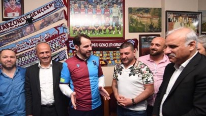 Trabzonspor forması hediye edilen Albayrak: 2010-2011 sezonunun şampiyon formaları yapılmış