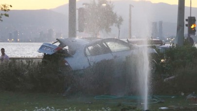 Trafik ışıklarına çarpan otomobildeki 2 kişi hayatını kaybetti