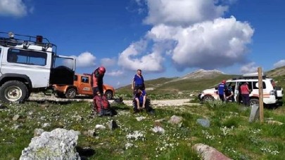 Kamp yaparken yaralanan 2 turist dağcıyı ekipler kurtardı