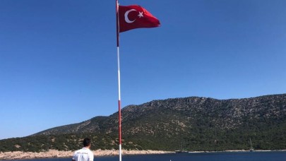 Yassıkaya'da düşen Türk bayrağını Sahil Güvenlik yeniden dalgalandırdı