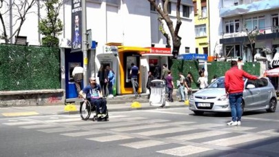 Yaya geçidinde engelliye de 'yol yok'