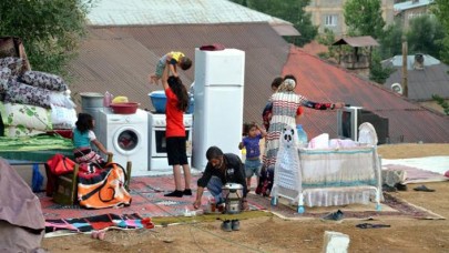 15 gündür evin damında yaşıyorlar