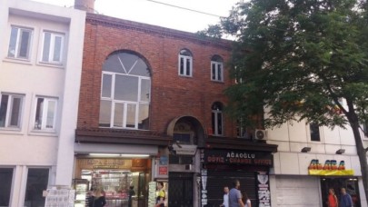 531 yıllık caminin altına iş yerleri açıldı,  duvarlarına klimalar monte edildi,  camekanlarına pimapen takıldı