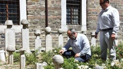 600 yıllık külliyedeki mezar taşlarını kırdılar