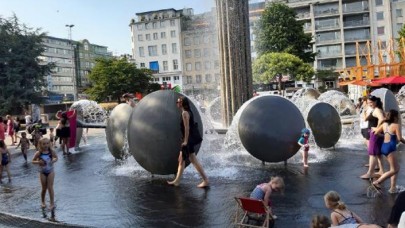 Almanya tarihi sıcağı yaşadı… Park ve nehir kenarına akın ettiler