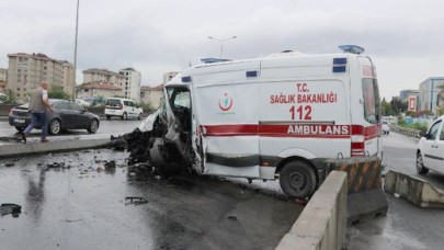 Ataşehir D-100 Karayolu'nda ambulans kaza yaptı: 3 yaralı