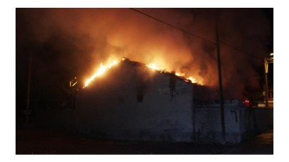 Bahçede başlayan yangın eve sıçradı 