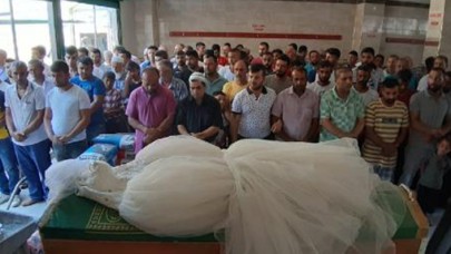 Baş ağrısı şikayetiyle gittiği hastanede ölen Gülsüm,  gelinlikle uğurlandı