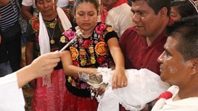 Belediye başkanı timsahla evlendi