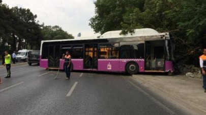 Büyükdere Caddesi'nde halk otobüsü duvara çarptı