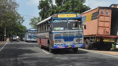 Cammu Keşmir'de otobüs uçuruma yuvarlandı: 33 ölü