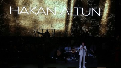 Cengiz Kurtoğlu ve Hakan Altun Harbiye'de hayranlarıyla buluştu