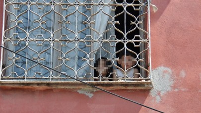 Çocuklarını evde yalnız bırakıp gezmeye gitti