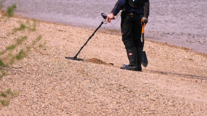 Dedektörle arazide 2 kilo ham altın buldu