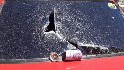 Deodorant kutusu patladı otomobilin camı kırıldı