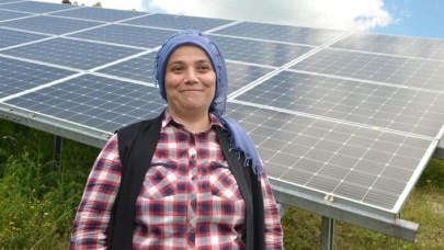Devlet desteği aldı,  tarlada güneş enerjisiyle üretmeye başladı! Tüm ilçenin ihtiyacını gideriyor