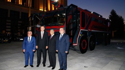 Erdoğan ve Mahathir yerli üretim itfaiye aracını inceledi