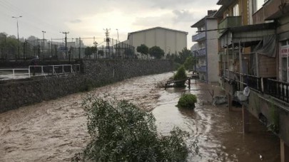 Ereğli’de dere taştı; ev ve iş yerlerini su bastı
