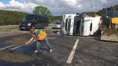 Eyüpsultan'da hafriyat kamyonu devrildi,  trafik oluştu