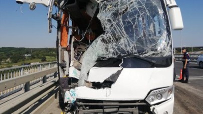 Eyüpsultan'da servis midibüsü otobüse arkadan çarptı: 12 yaralı