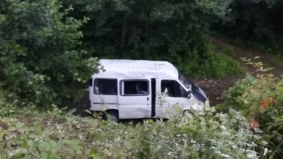 Giresun'da minibüs dereye yuvarlandı: 13 yaralı