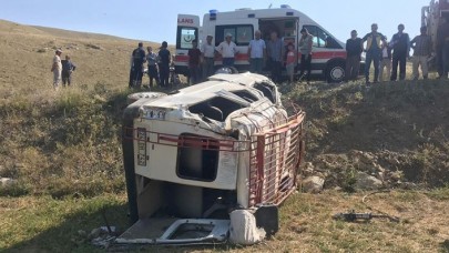 Gümüşhane'de minibüs şarampole devrildi: 1 ölü,  18 yaralı