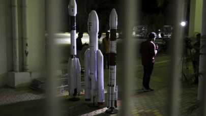 Hindistan,  Ay görevini kalkışa 56 dakika kala durdurdu